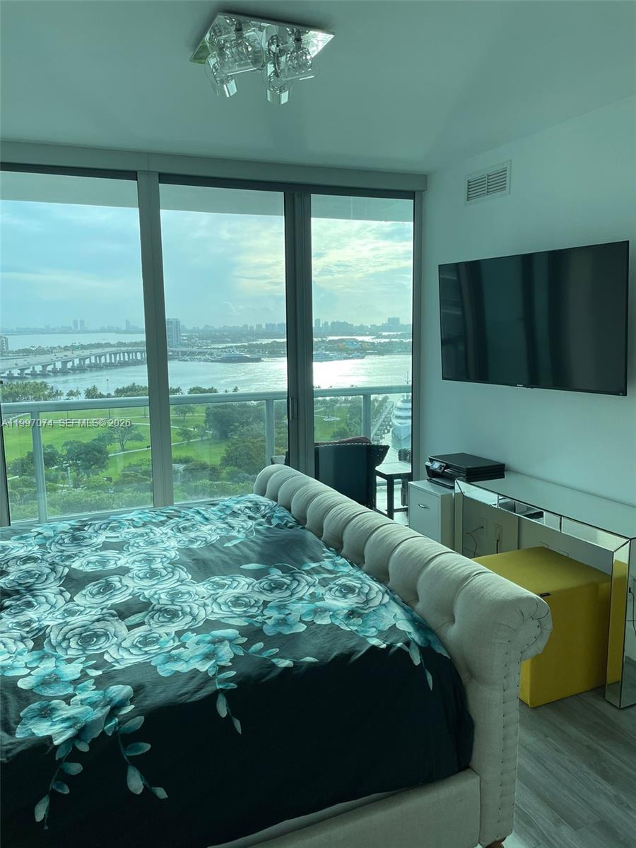 888 Biscayne Blvd #1810, Miami FL 33132