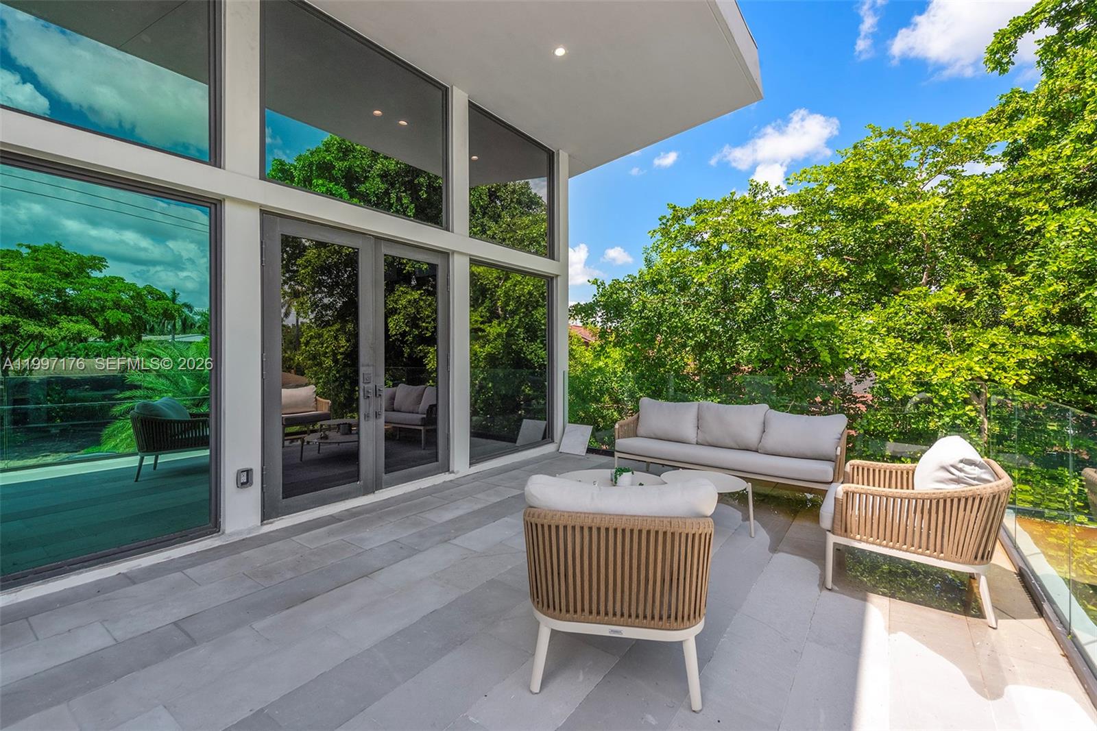 521 Holiday Dr, Hallandale Beach FL 33009
