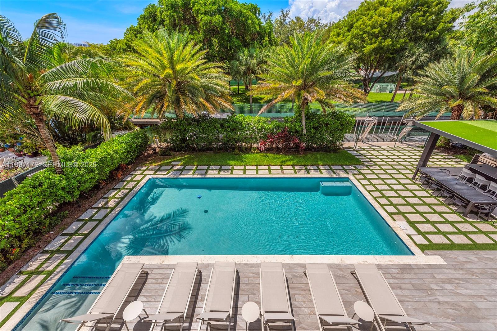521 Holiday Dr, Hallandale Beach FL 33009