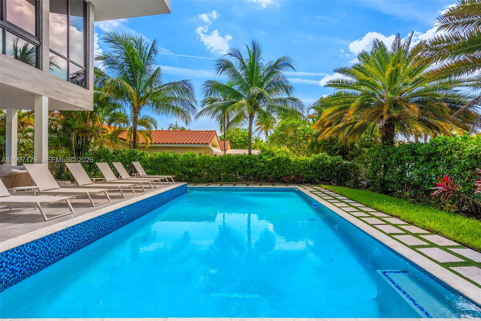 521 Holiday Dr, Hallandale Beach FL 33009