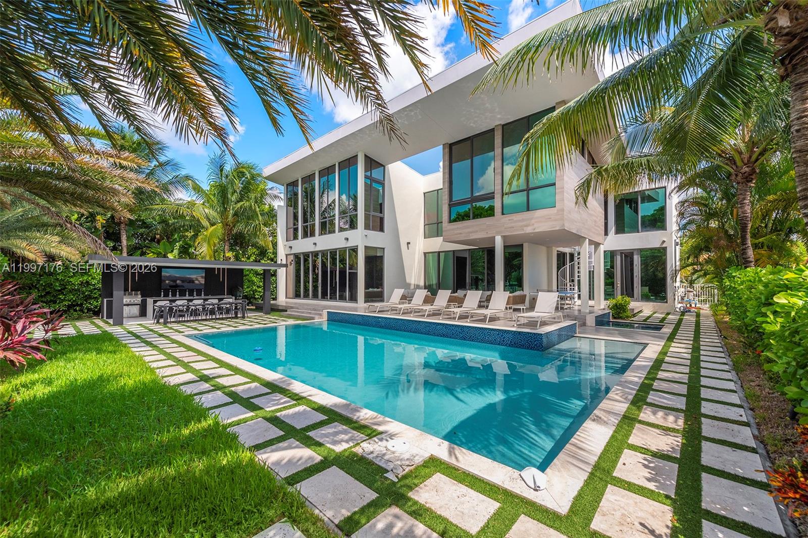 521 Holiday Dr, Hallandale Beach FL 33009
