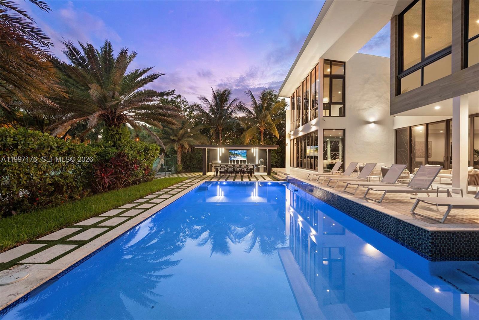 521 Holiday Dr, Hallandale Beach FL 33009