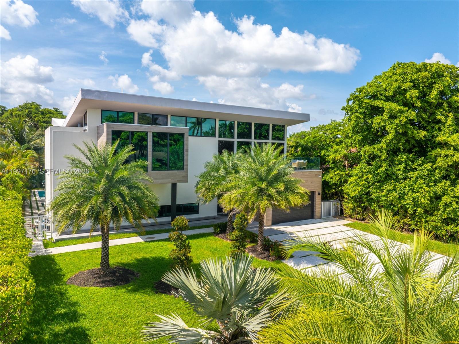 521 Holiday Dr, Hallandale Beach FL 33009