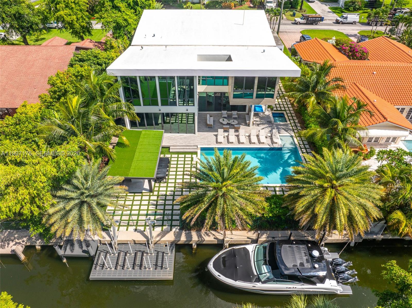 521 Holiday Dr, Hallandale Beach FL 33009