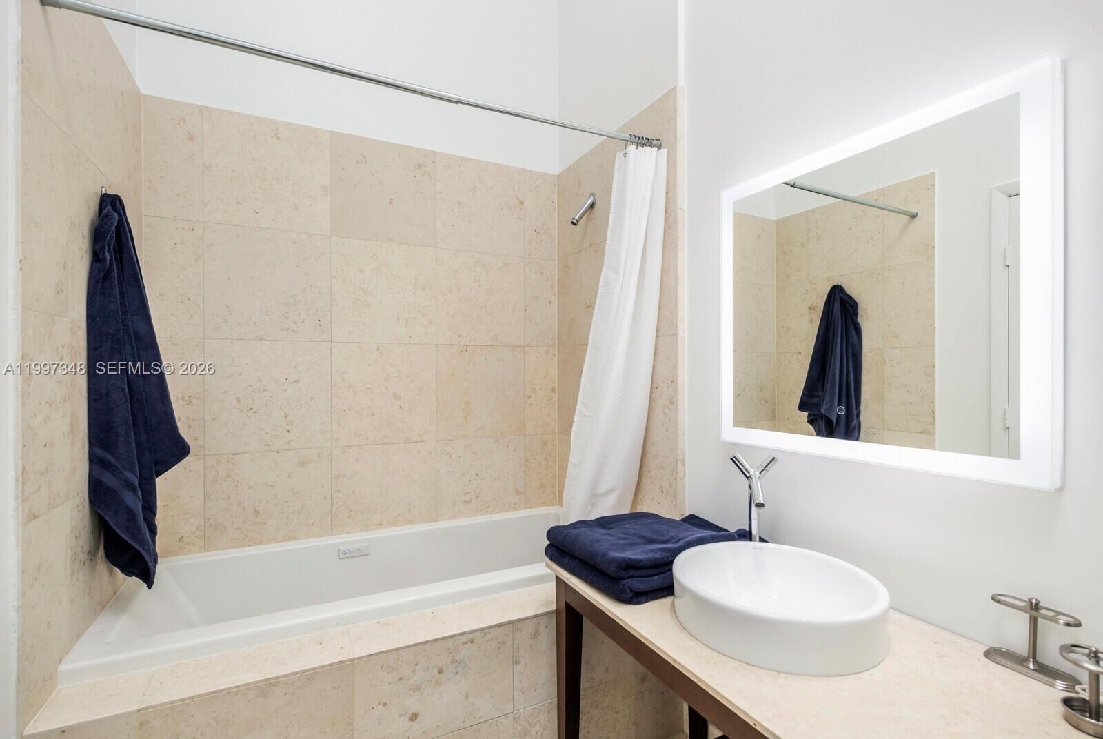 475 Brickell Ave #2811, Miami FL 33131