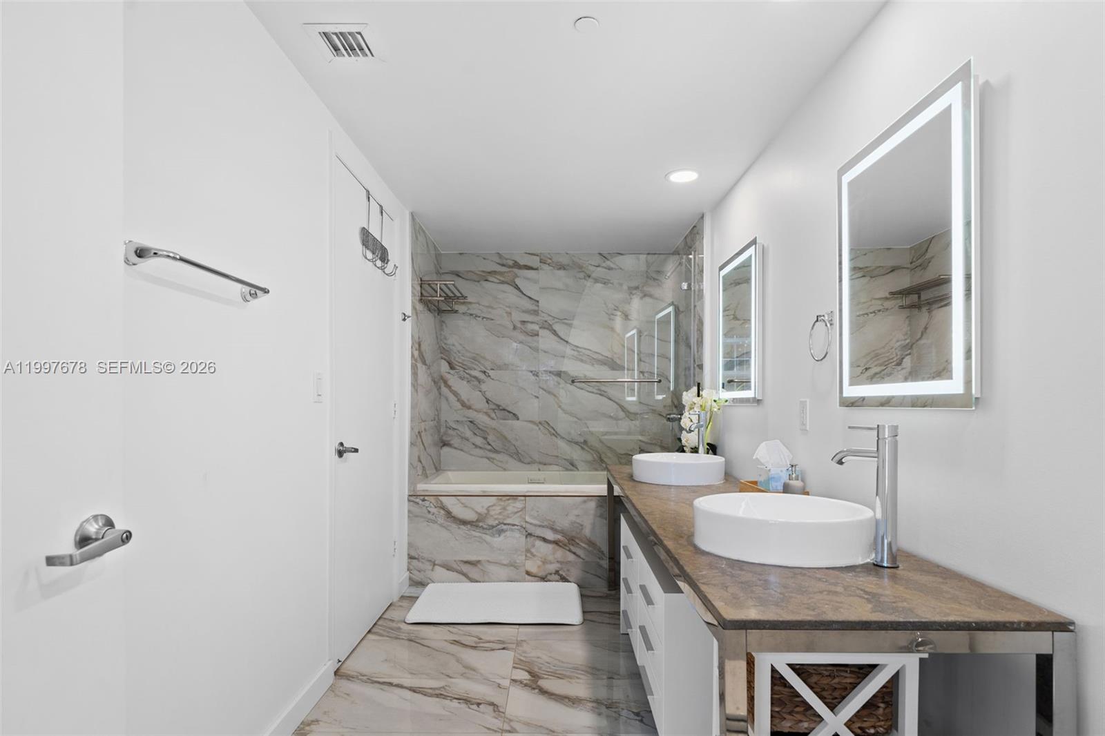 475 Brickell Ave #3711, Miami FL 33131