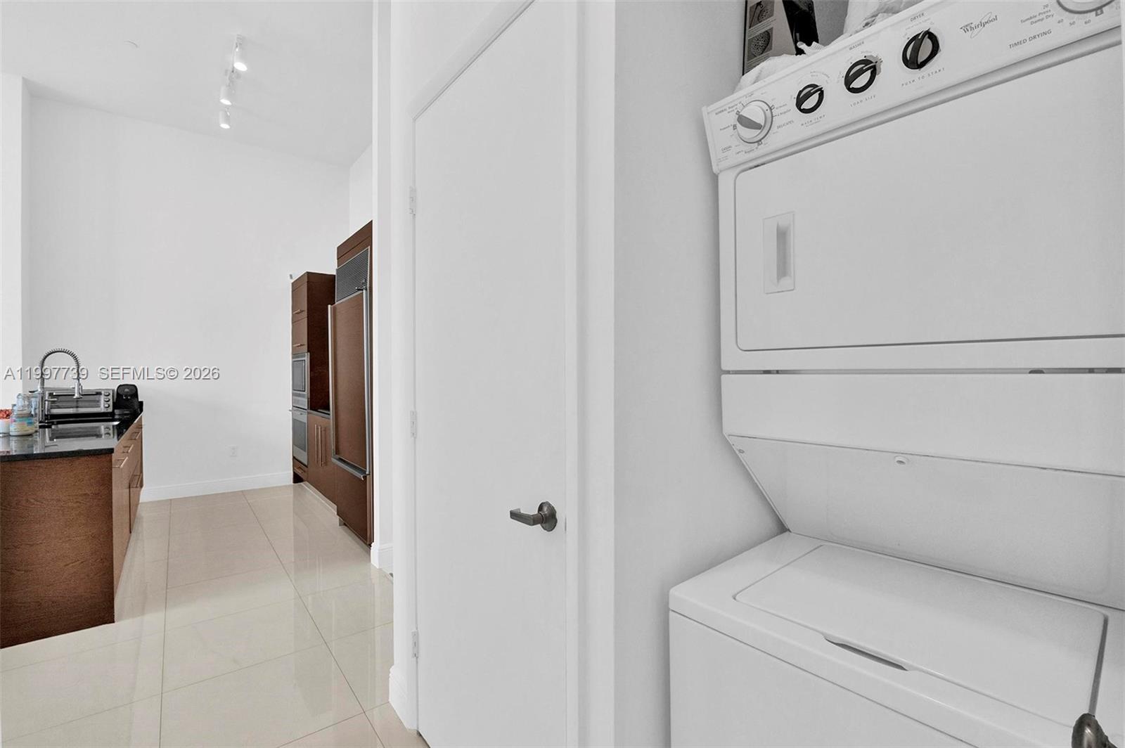 465 Brickell Ave #1406, Miami FL 33131