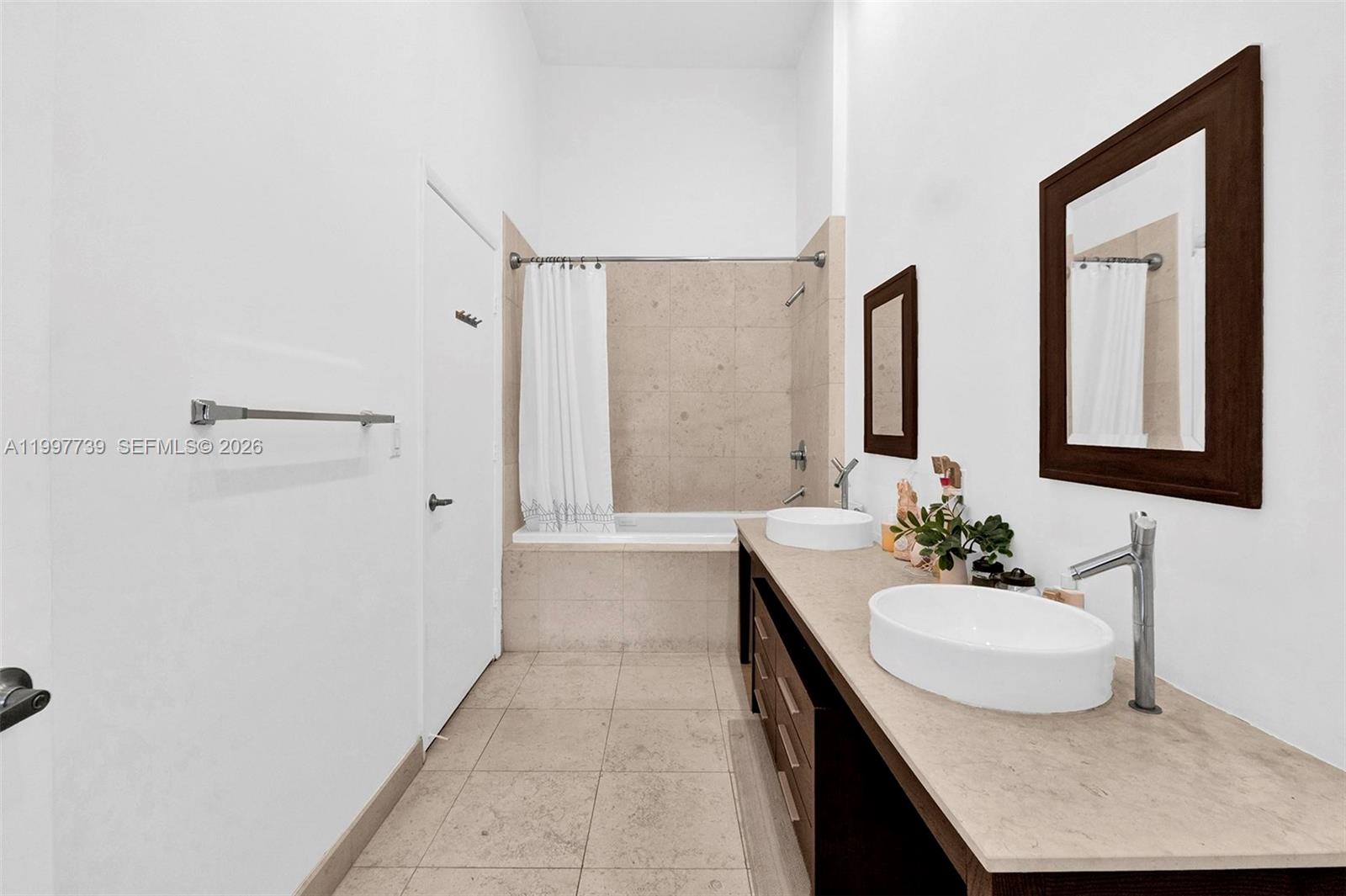 465 Brickell Ave #1406, Miami FL 33131