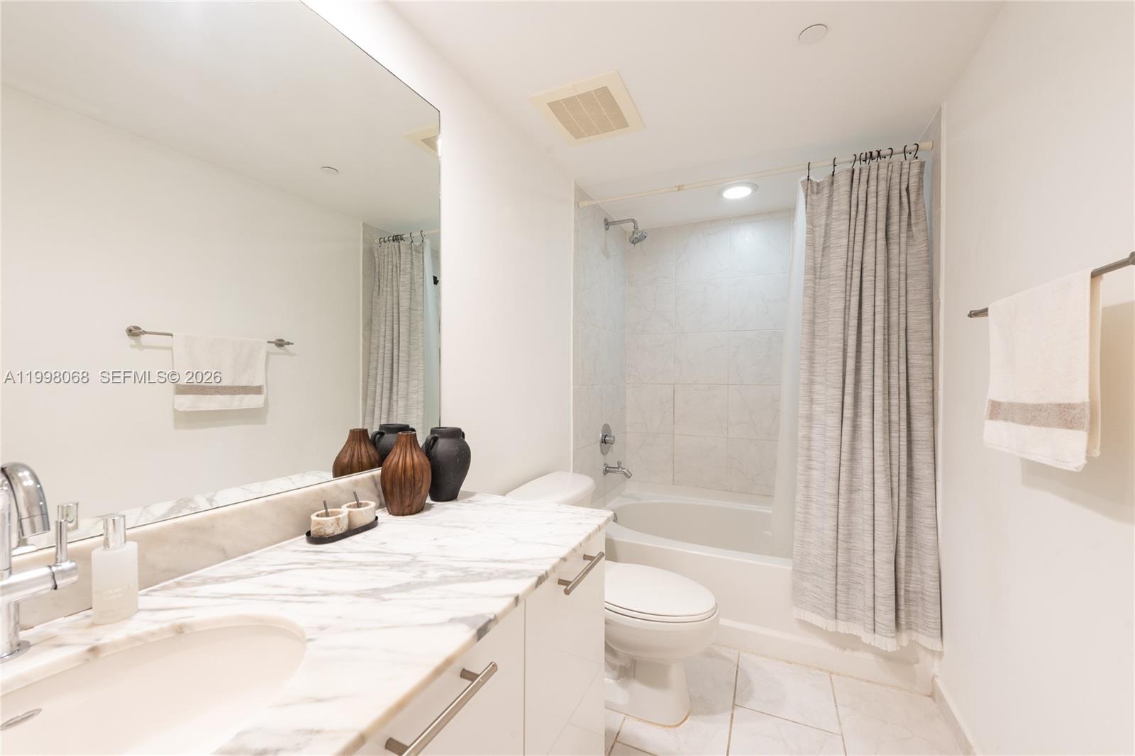 950 Brickell Bay Dr #2304, Miami FL 33131