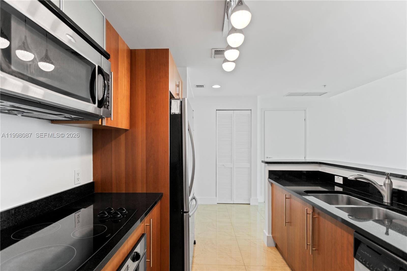 300 S Biscayne Blvd #T-2414, Miami FL 33131