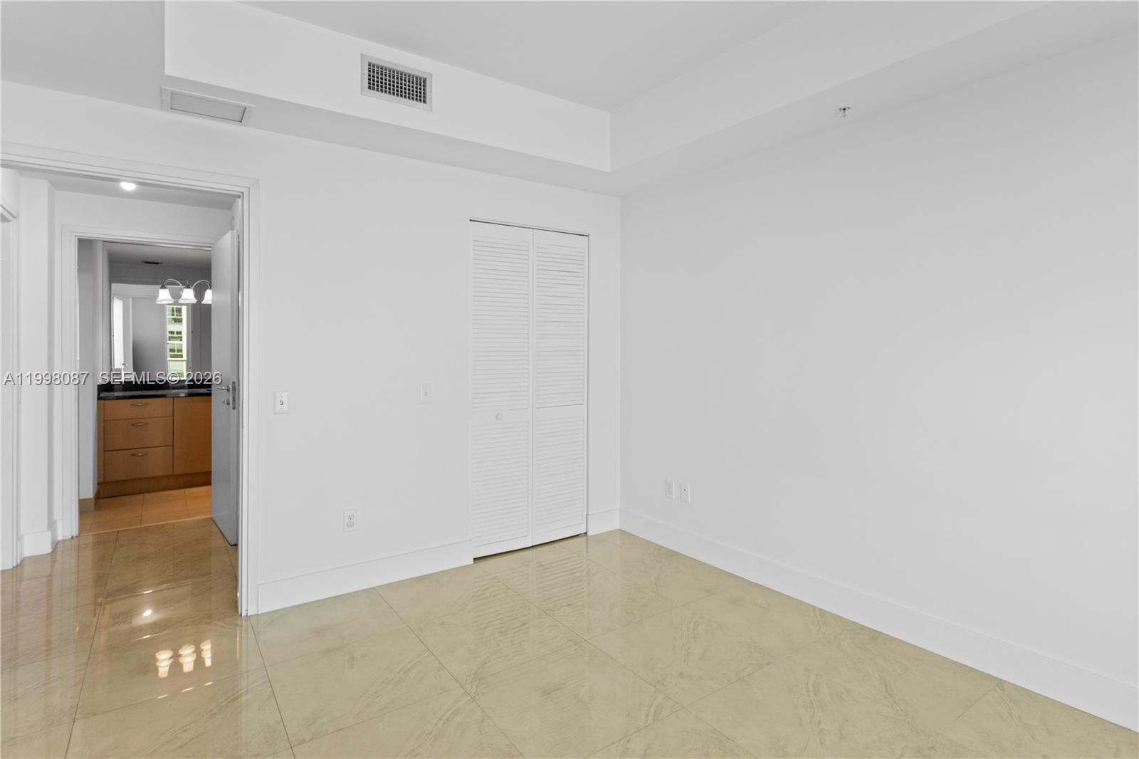 300 S Biscayne Blvd #T-2414, Miami FL 33131