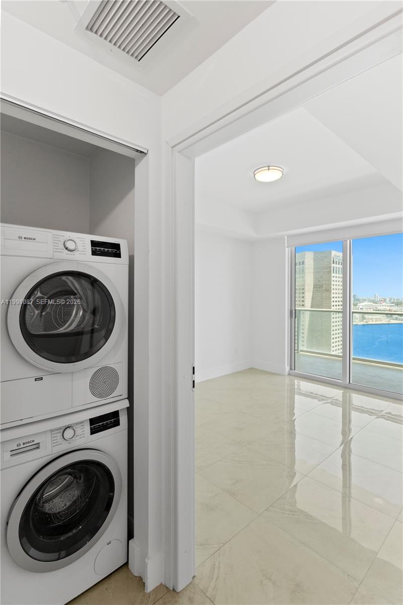 300 S Biscayne Blvd #T-2414, Miami FL 33131