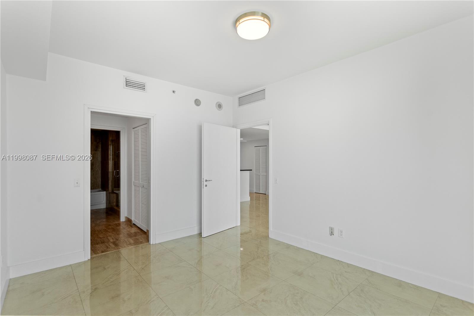 300 S Biscayne Blvd #T-2414, Miami FL 33131