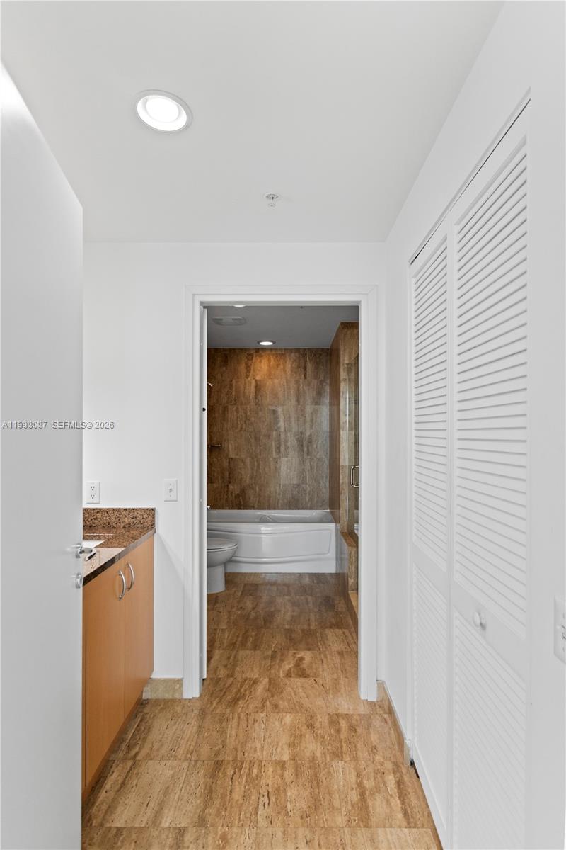 300 S Biscayne Blvd #T-2414, Miami FL 33131