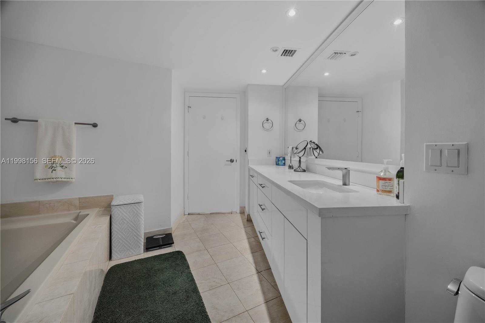 1000 W Island Blvd #1910, Aventura FL 33160