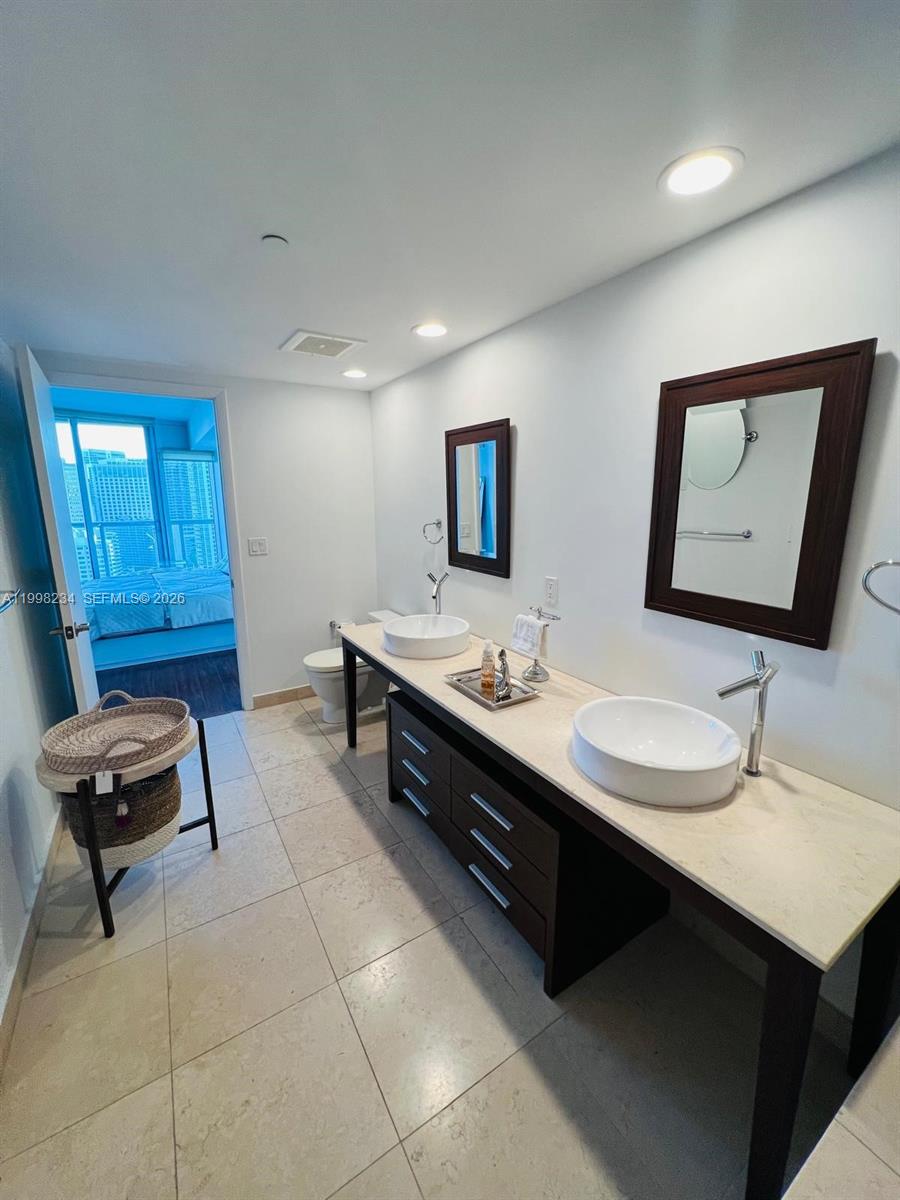 495 Brickell ave #2707, Miami FL 33131
