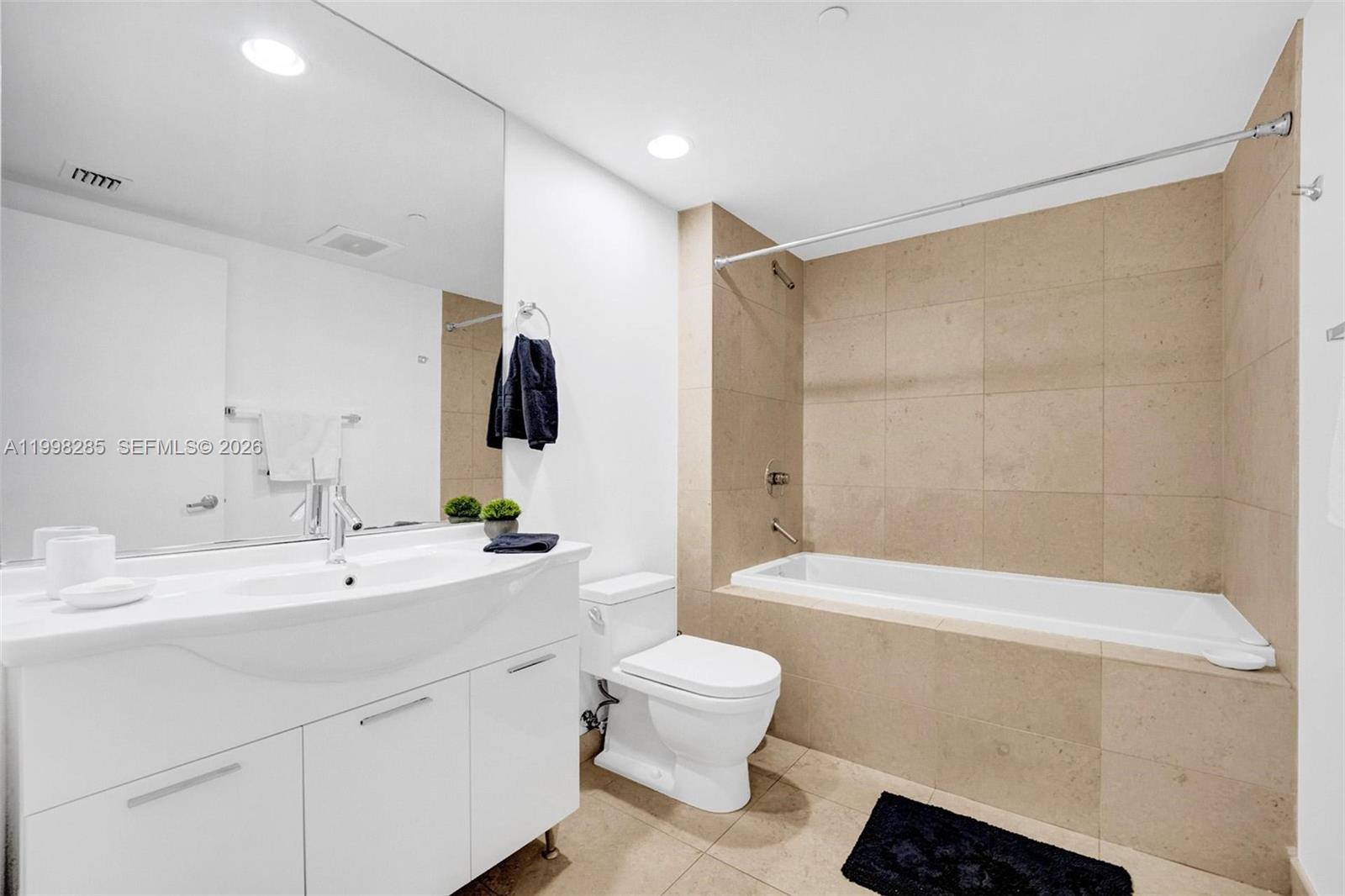 475 Brickell Ave #3310, Miami FL 33131