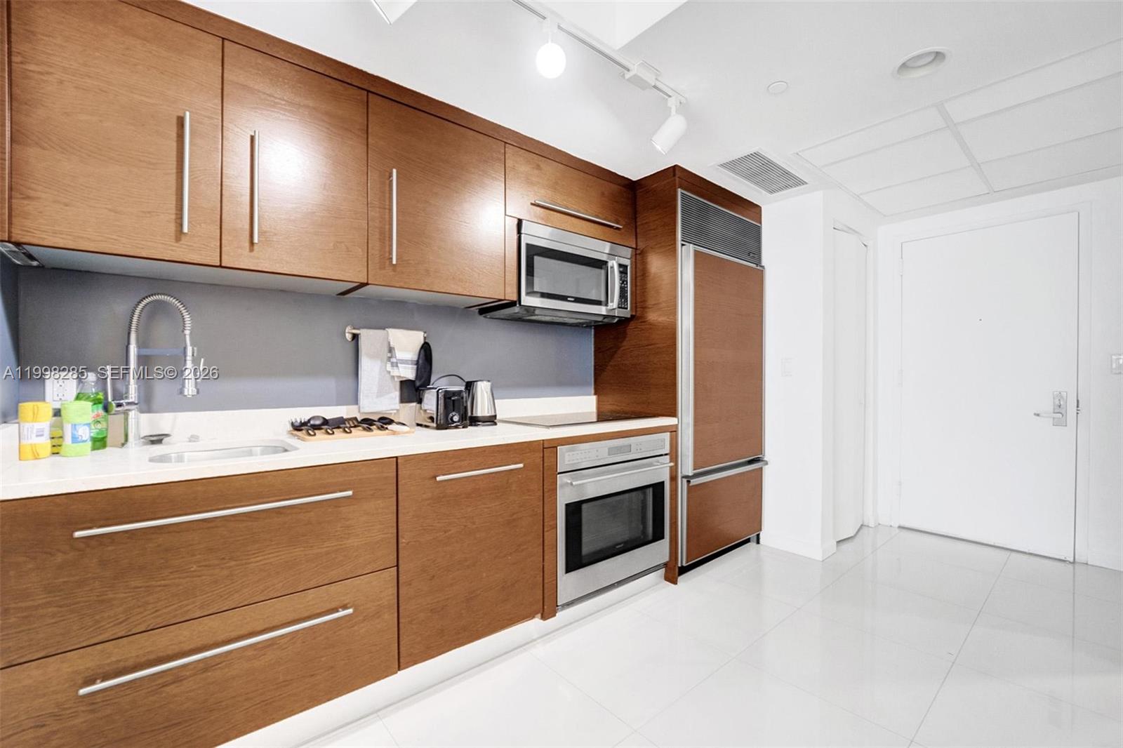 475 Brickell Ave #3310, Miami FL 33131