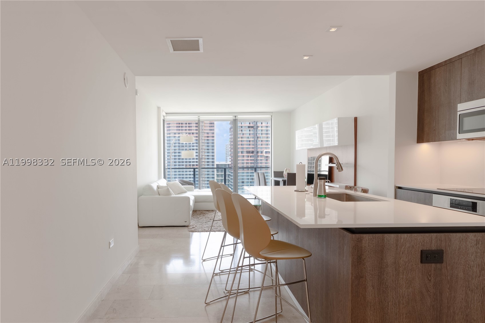 68 SE 6th St #3006, Miami FL 33131