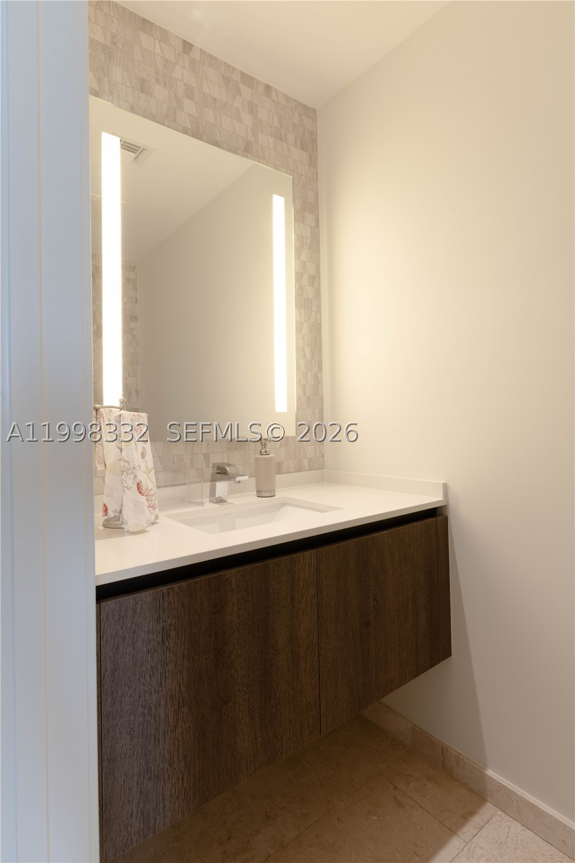 68 SE 6th St #3006, Miami FL 33131