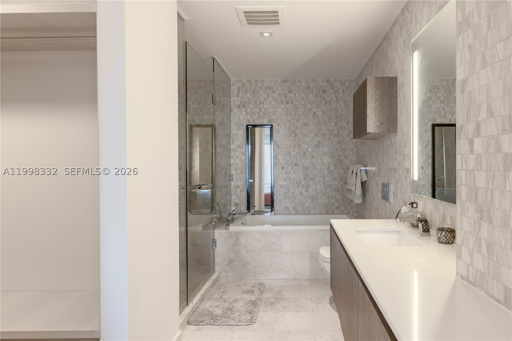 68 SE 6th St #3006, Miami FL 33131