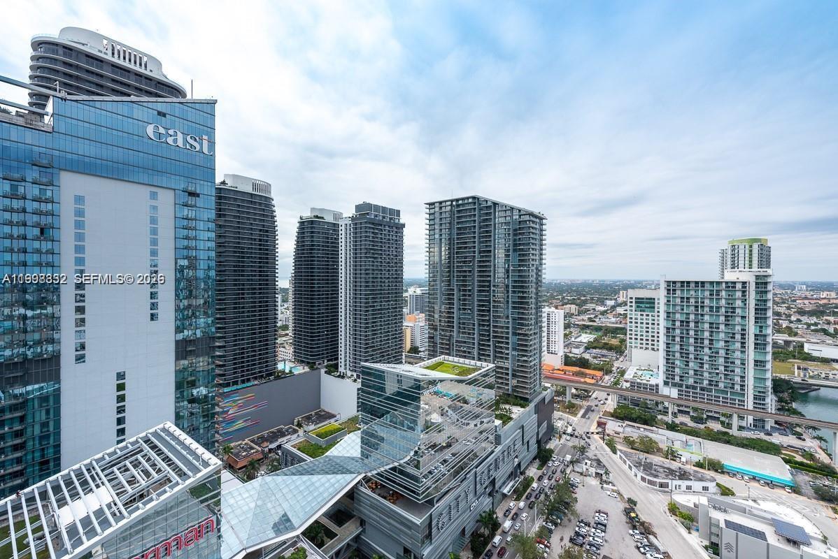 68 SE 6th St #3006, Miami FL 33131
