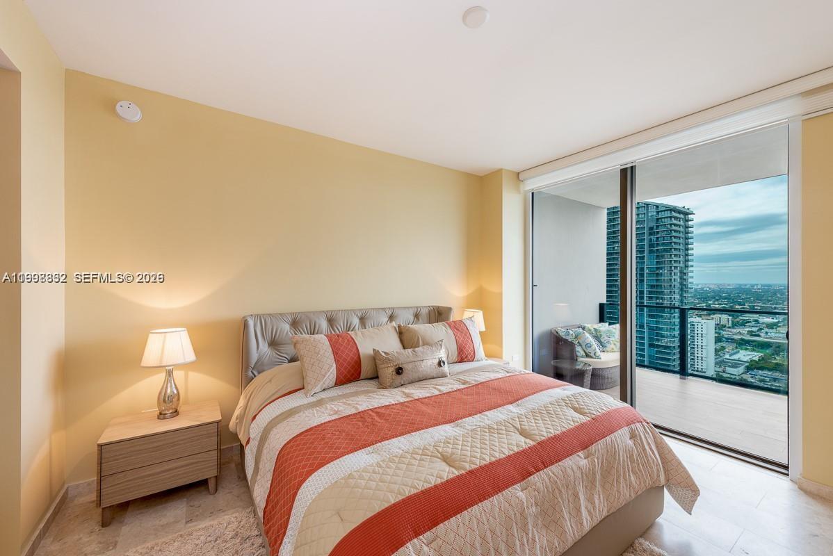 68 SE 6th St #3006, Miami FL 33131