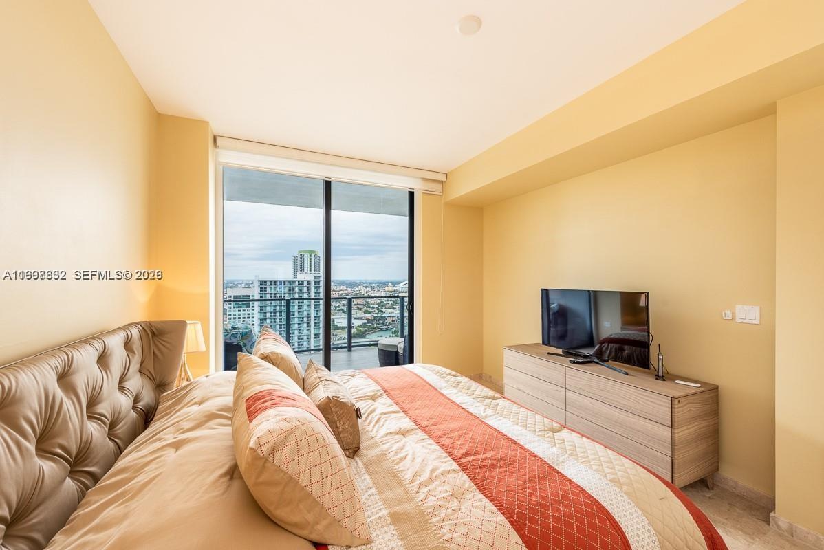 68 SE 6th St #3006, Miami FL 33131