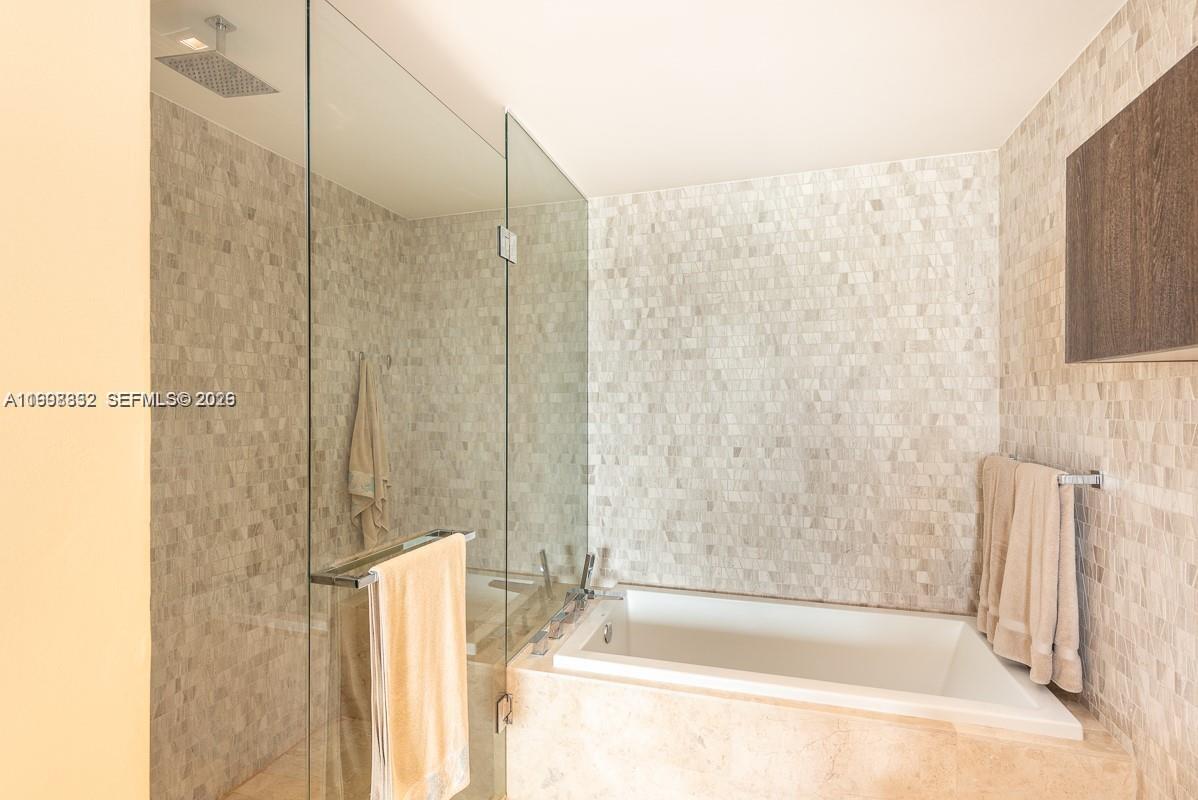 68 SE 6th St #3006, Miami FL 33131
