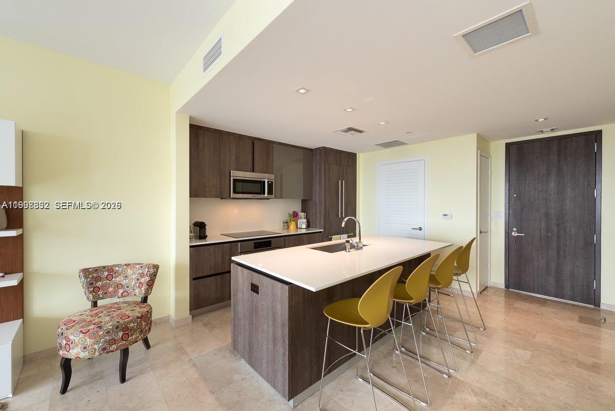 68 SE 6th St #3006, Miami FL 33131