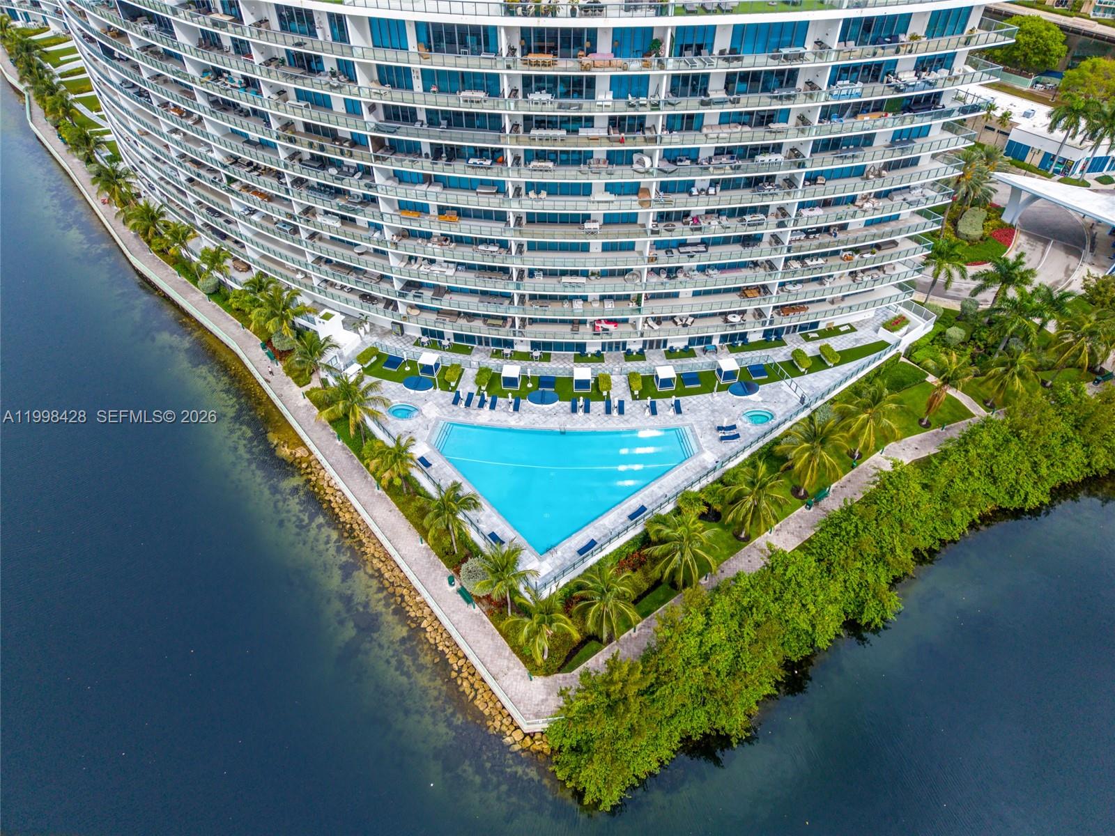 3300 NE 188th St #812, Aventura FL 33180