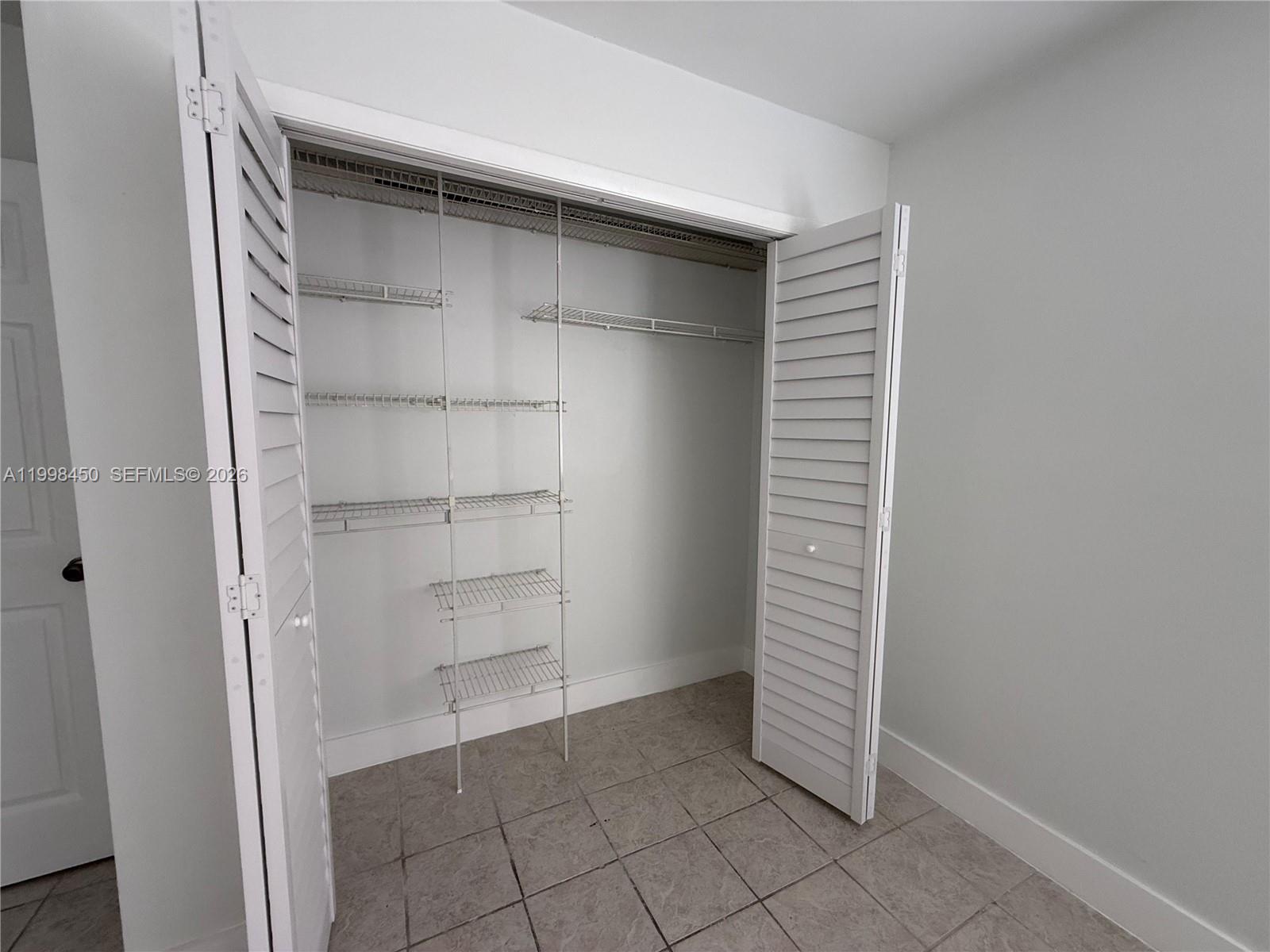 155 Lakeview Dr #101, Weston FL 33326
