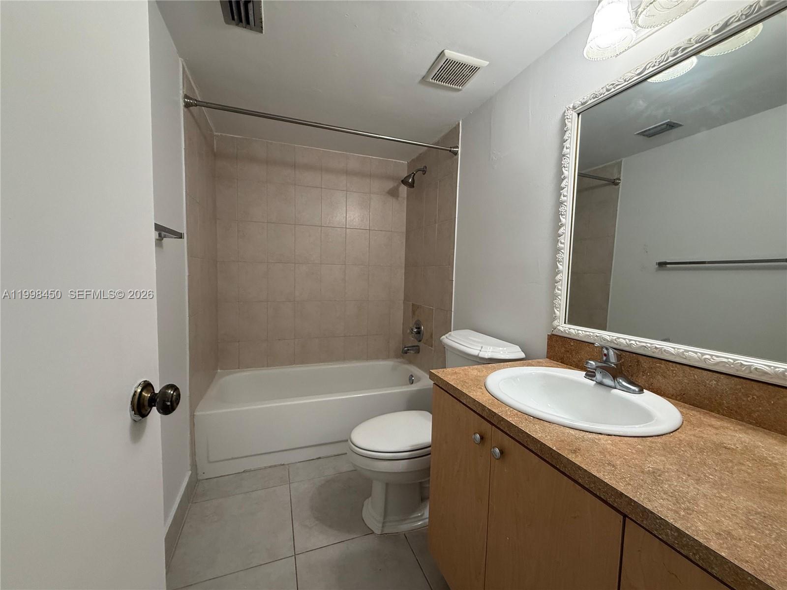 155 Lakeview Dr #101, Weston FL 33326