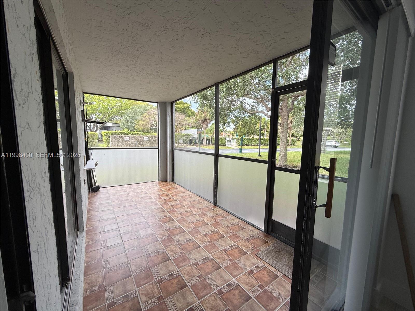 155 Lakeview Dr #101, Weston FL 33326