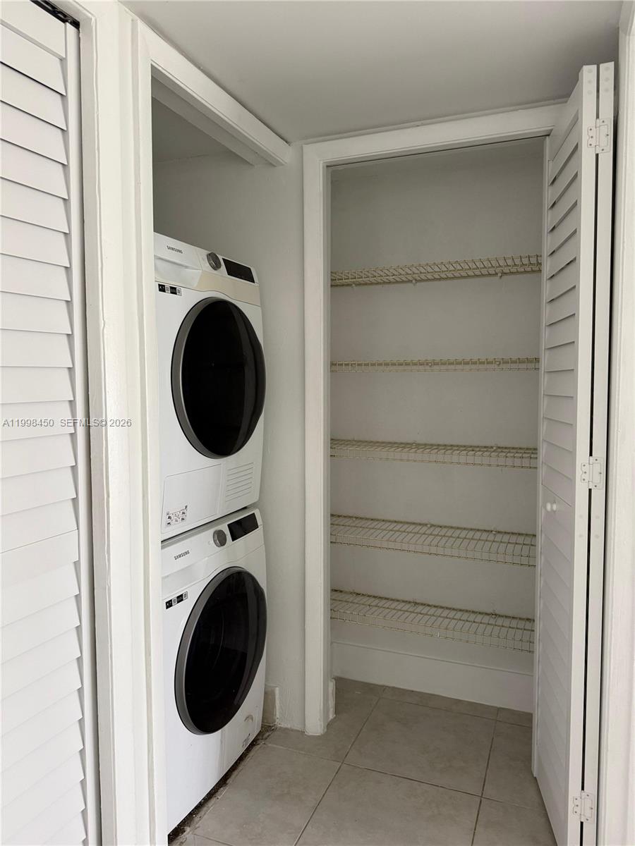 155 Lakeview Dr #101, Weston FL 33326