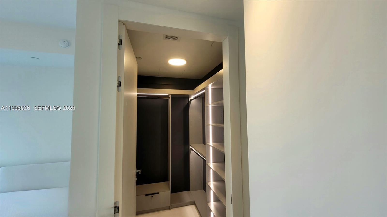 300 Biscayne Blvd Way #2908, Miami FL 33131