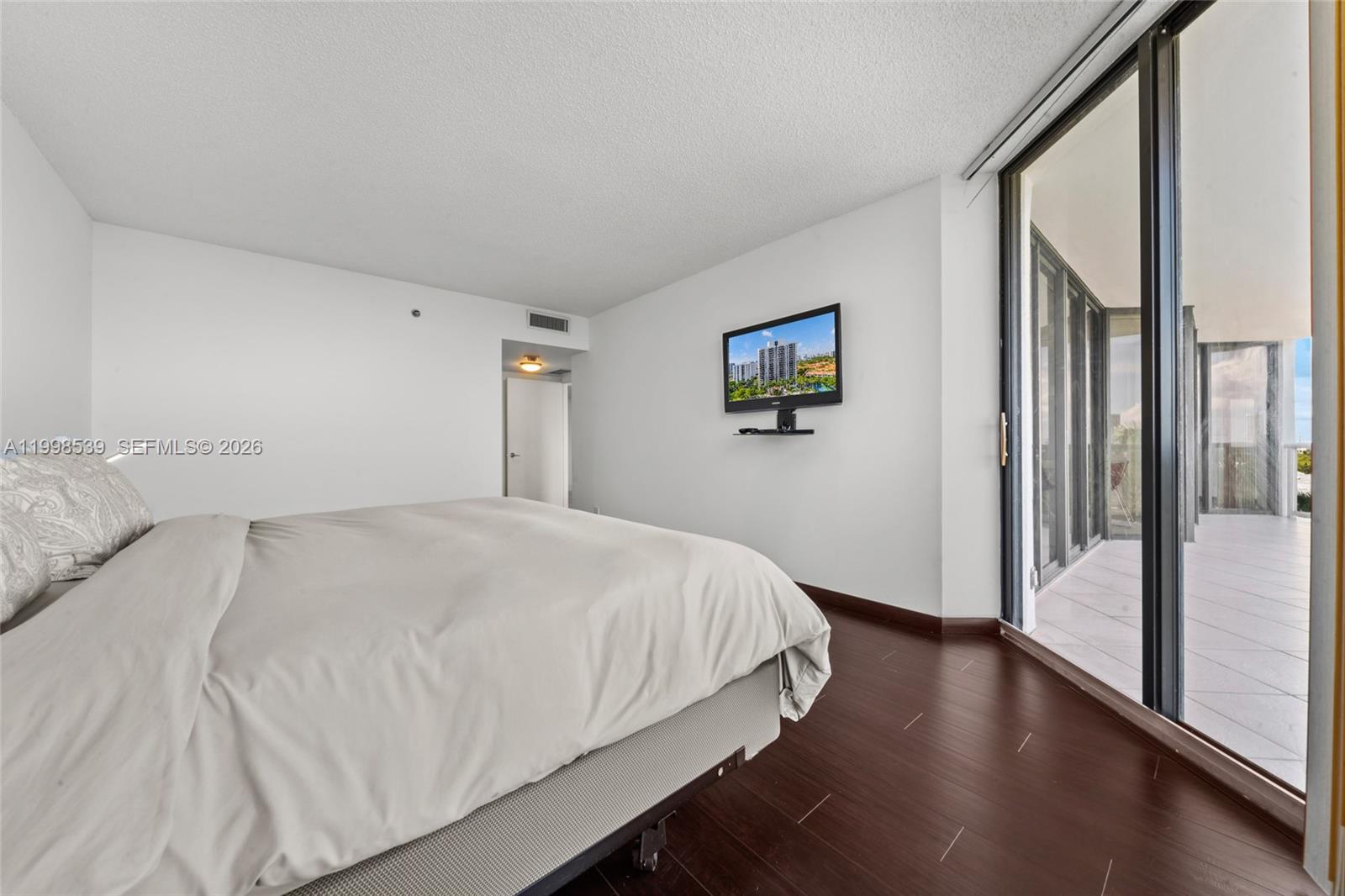 3598 Yacht Club Dr #601+DEN, Aventura FL 33180