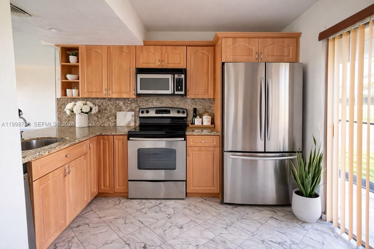 1283 W 51st Place #12, Hialeah FL 33012