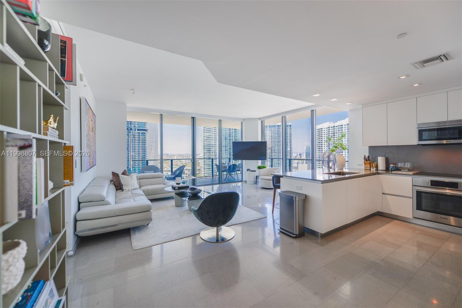 68 SE 6th St #2312, Miami FL 33131
