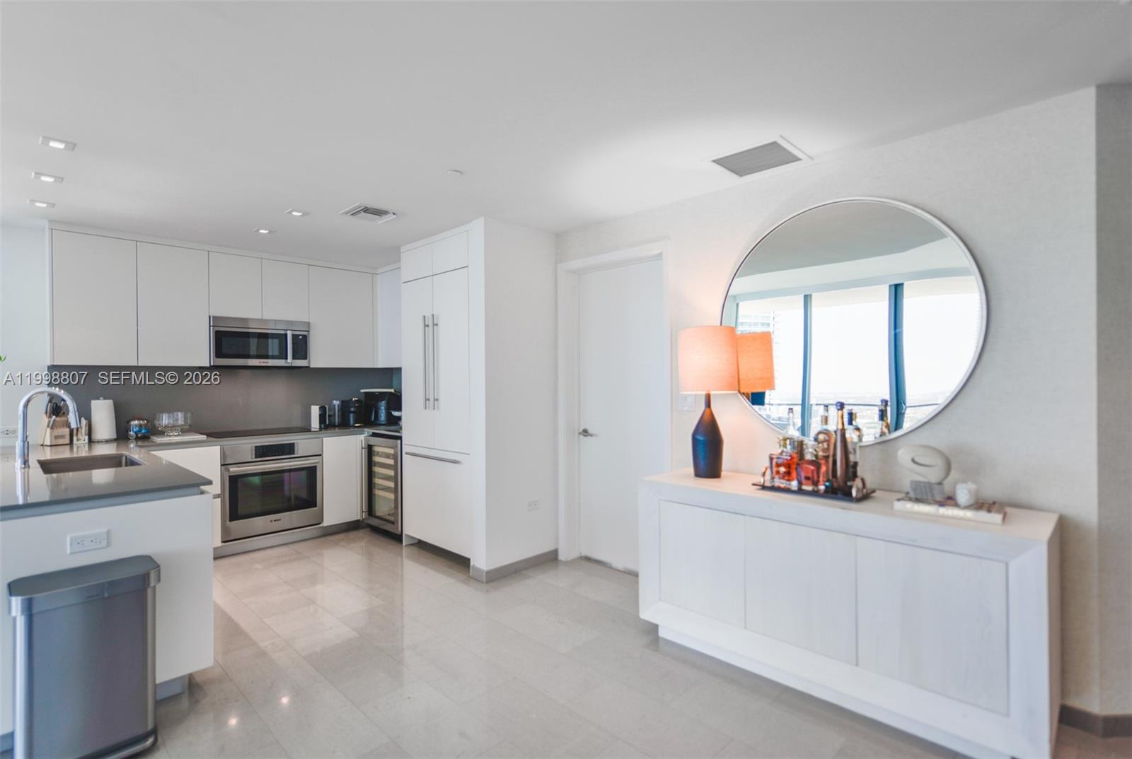 68 SE 6th St #2312, Miami FL 33131