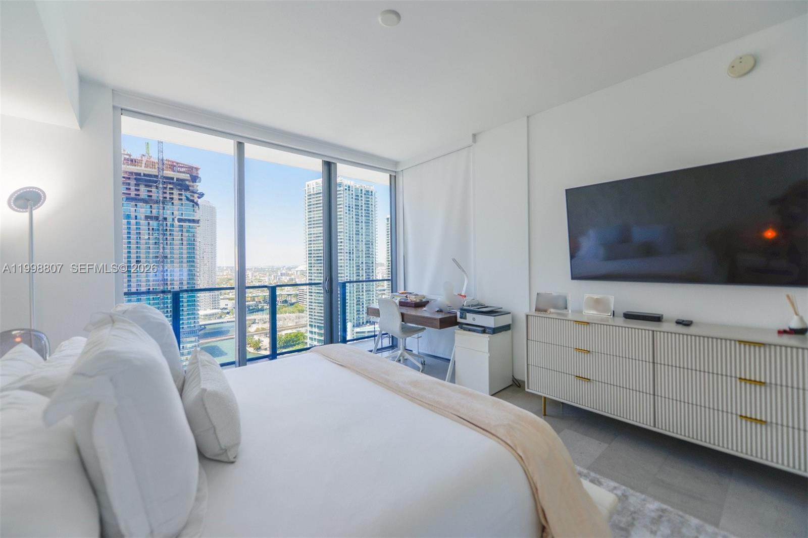 68 SE 6th St #2312, Miami FL 33131