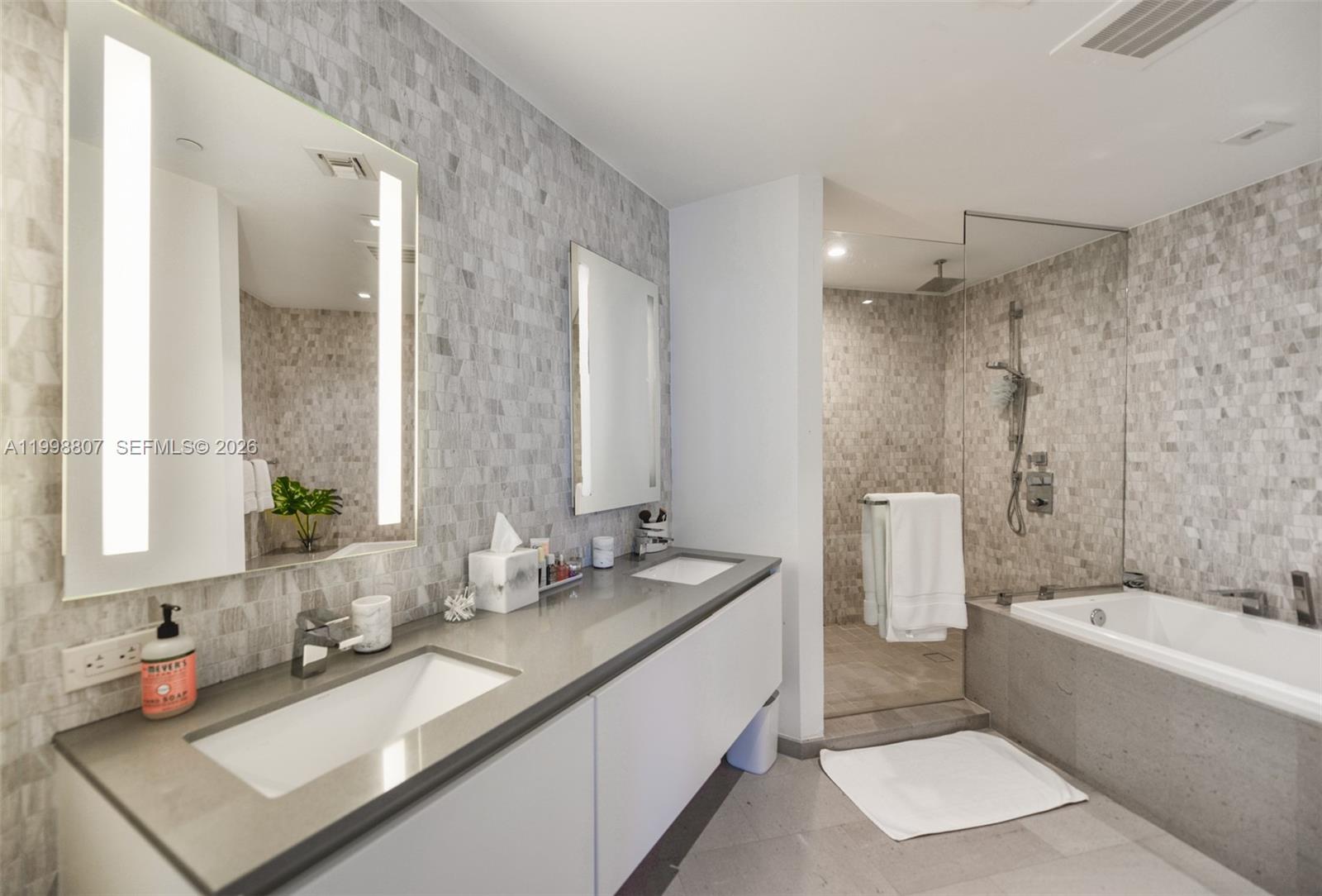 68 SE 6th St #2312, Miami FL 33131