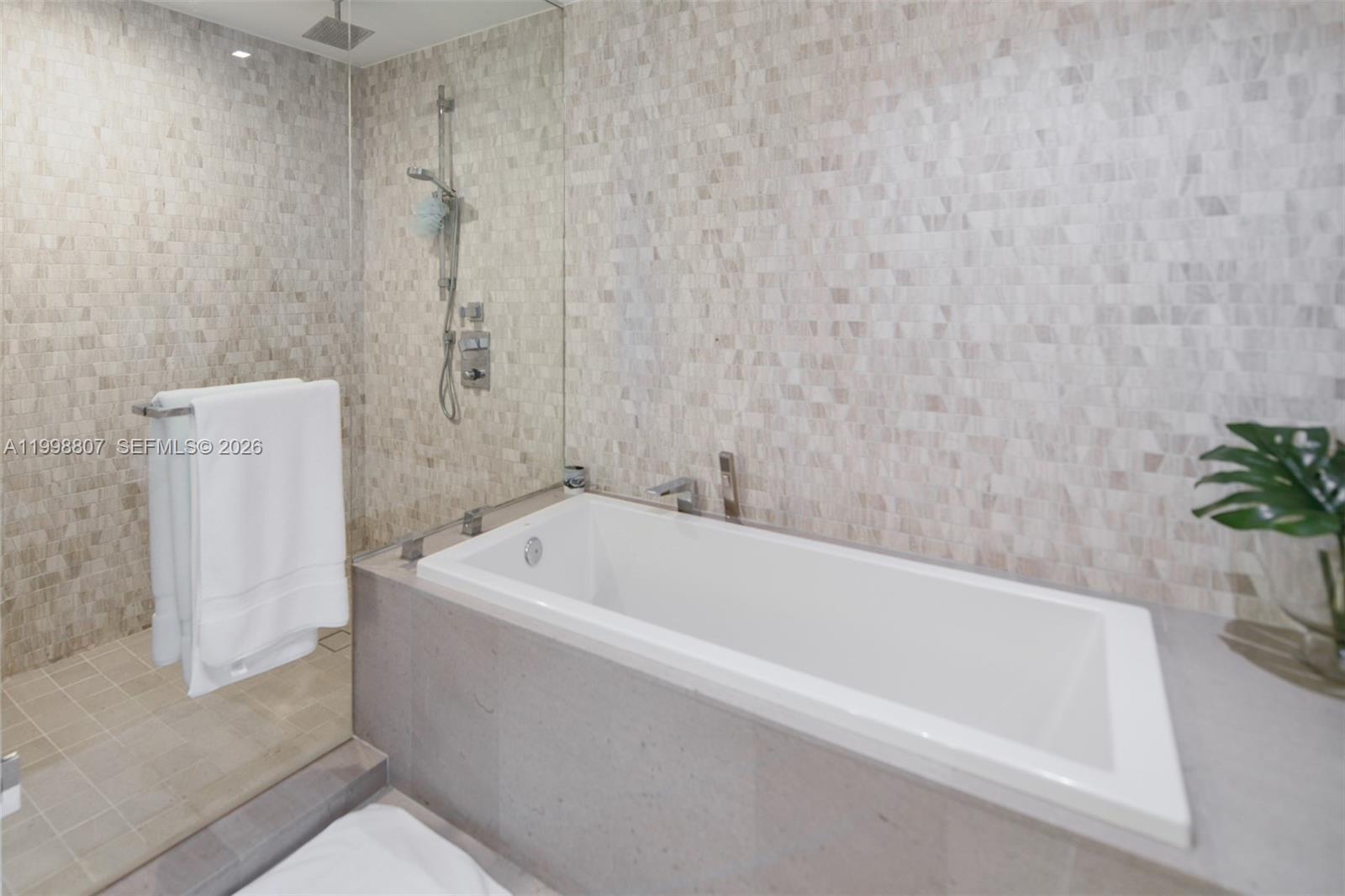 68 SE 6th St #2312, Miami FL 33131