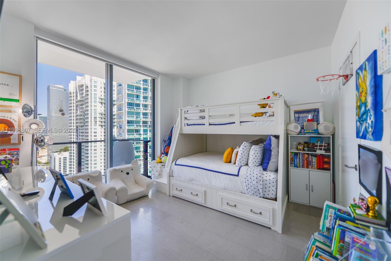 68 SE 6th St #2312, Miami FL 33131