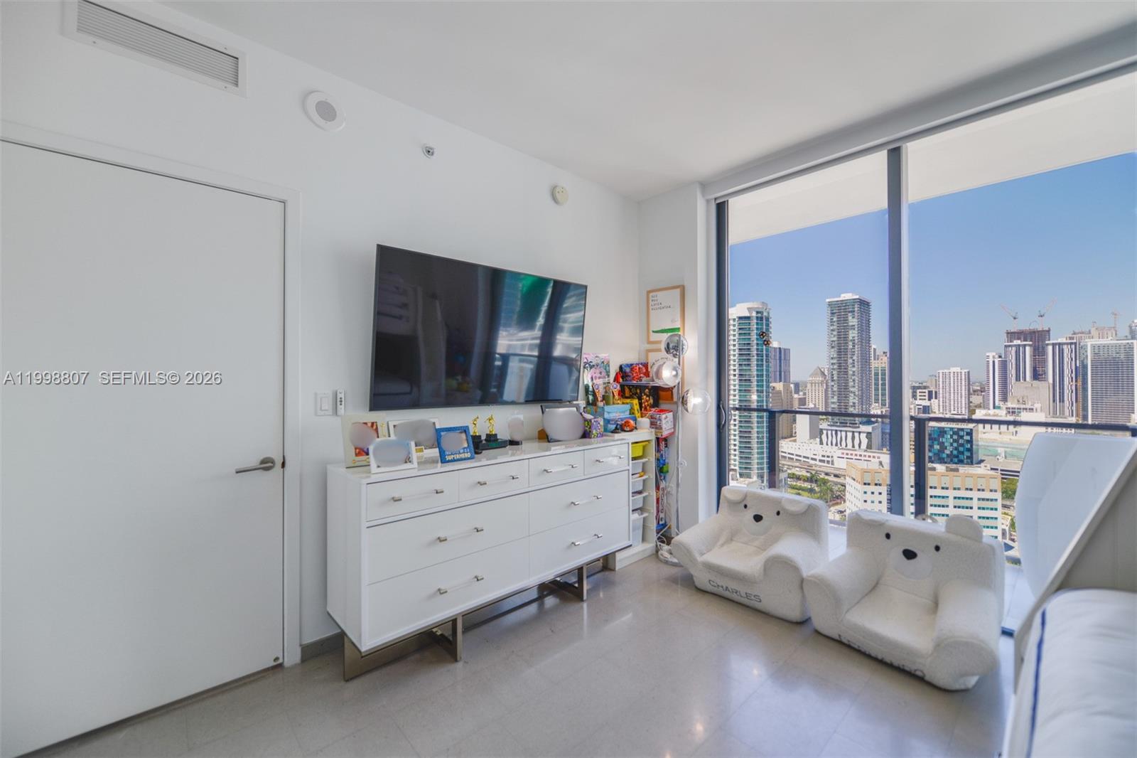 68 SE 6th St #2312, Miami FL 33131