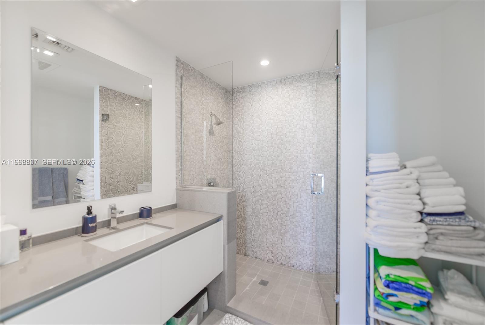 68 SE 6th St #2312, Miami FL 33131