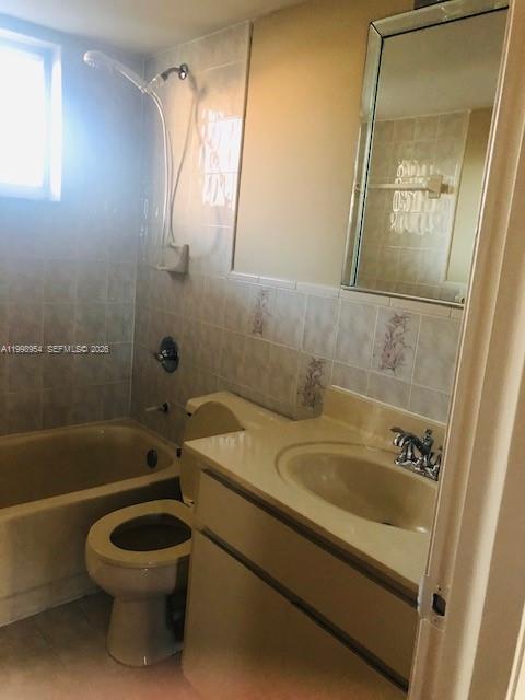 2212 W 74th St #101-28, Hialeah FL 33016