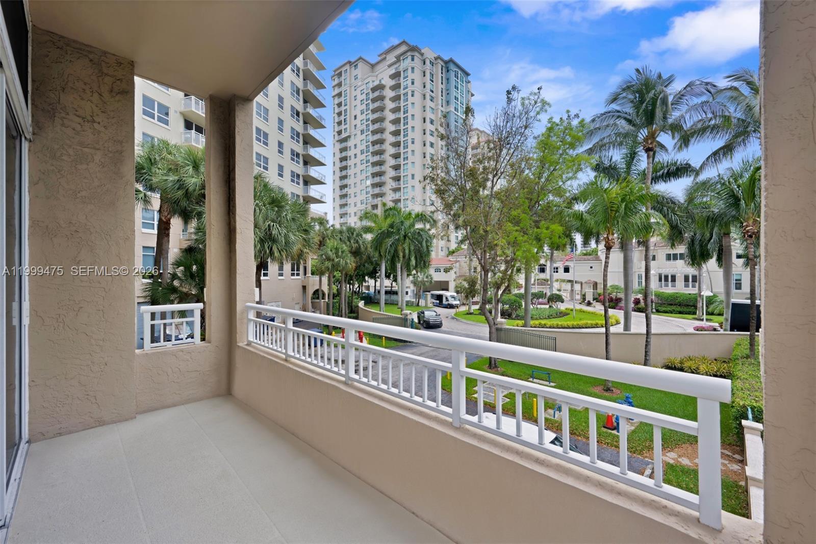 19501 W Country Club Dr #208, Aventura FL 33180