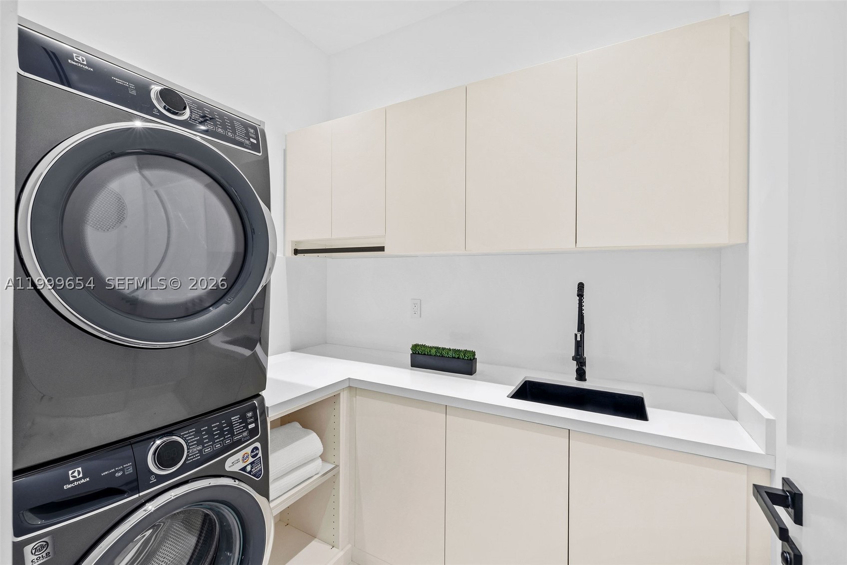 325 W 63rd St, Miami Beach FL 33141