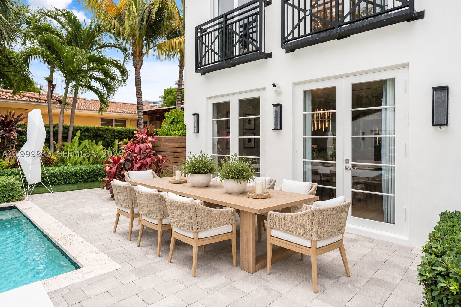 2887 Pine Tree Dr, Miami Beach FL 33140